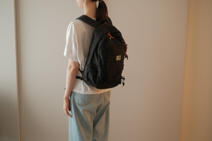 vtデイパックを背負う女性