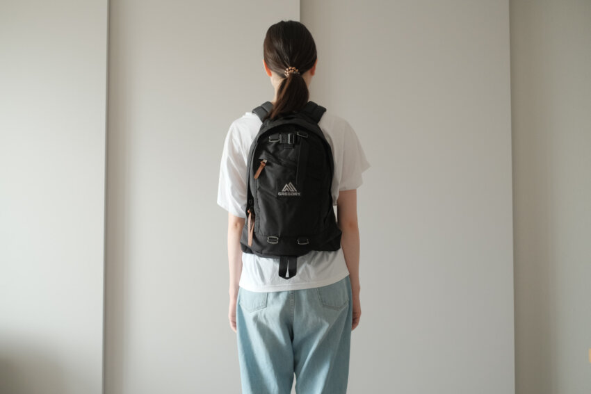 女性がグレゴリーファインデイを背負っている写真