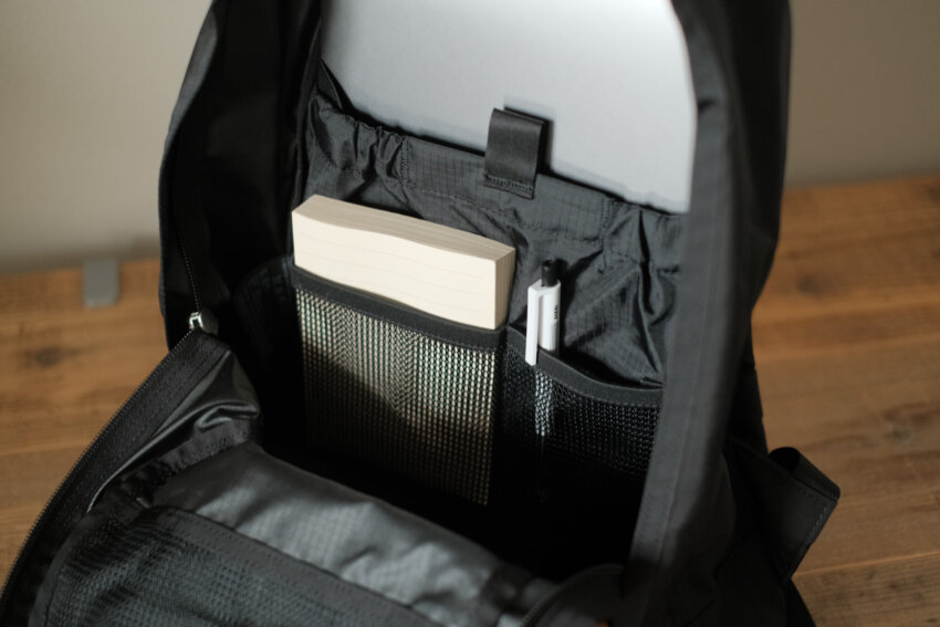 グレゴリーファインデイのメインコンパートメント内部にPCなどを収納している様子