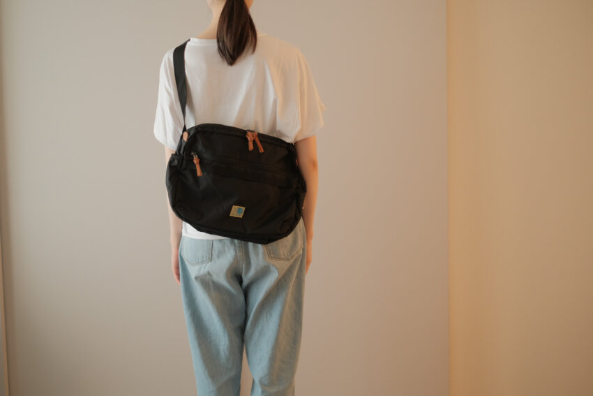 カリマーVTショルダーRを着用している女性の後ろ姿