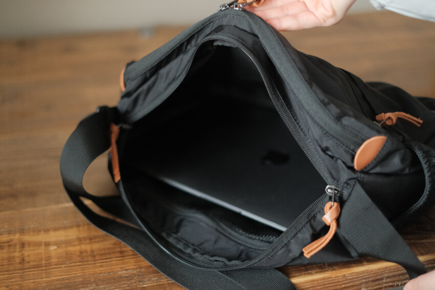 カリマーVTショルダーRのメインコンパートメントにPCが入っている様子