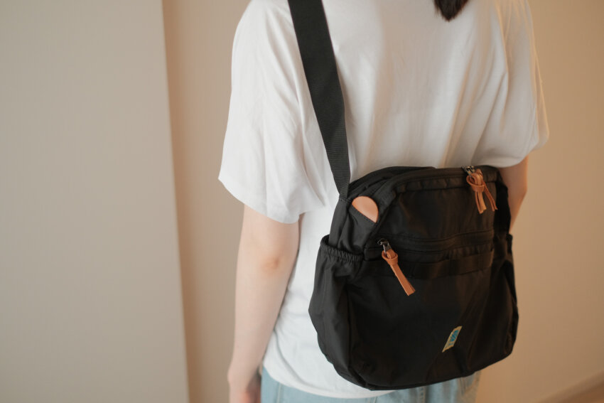 カリマーVTショルダーRを着用した女性の後ろ姿

