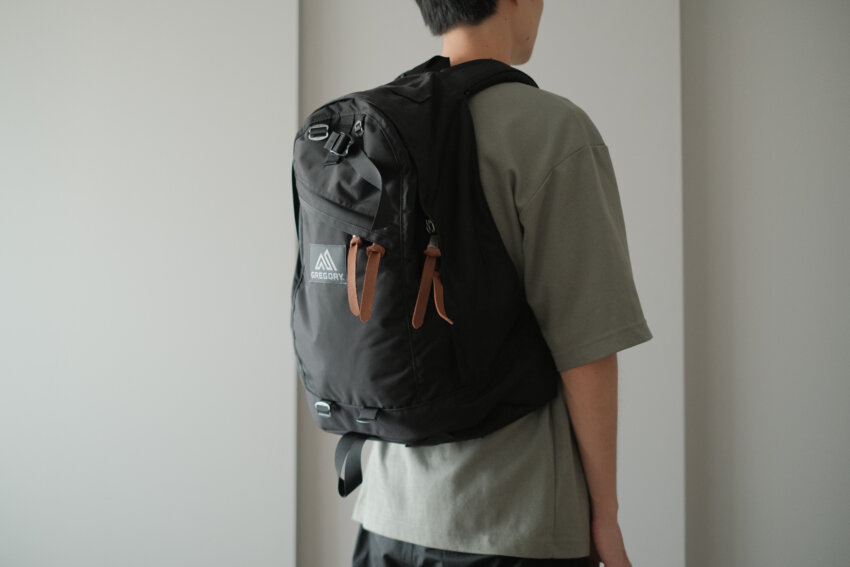 男性がグレゴリーデイパックを背負っている