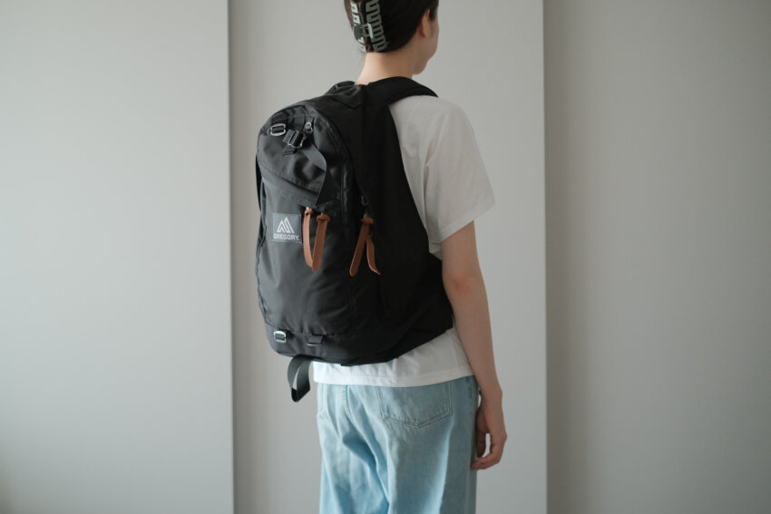 女性がグレゴリーデイパックを背負っている
