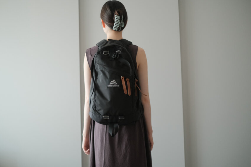 ワンピース姿の女性がグレゴリーデイパックを背負っている後ろ姿