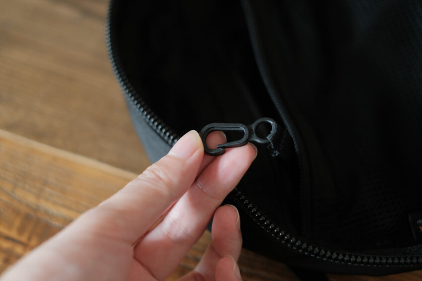 グレゴリーデイパックのメインコンパートメント内のメッシュポケットのキーフック