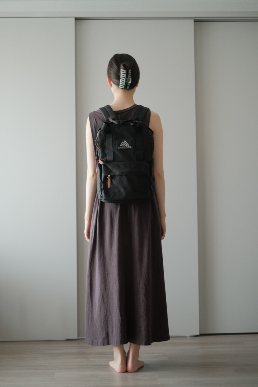 ワンピース姿の女性がグレゴリーイージーピージーデイを背負っている後ろ姿