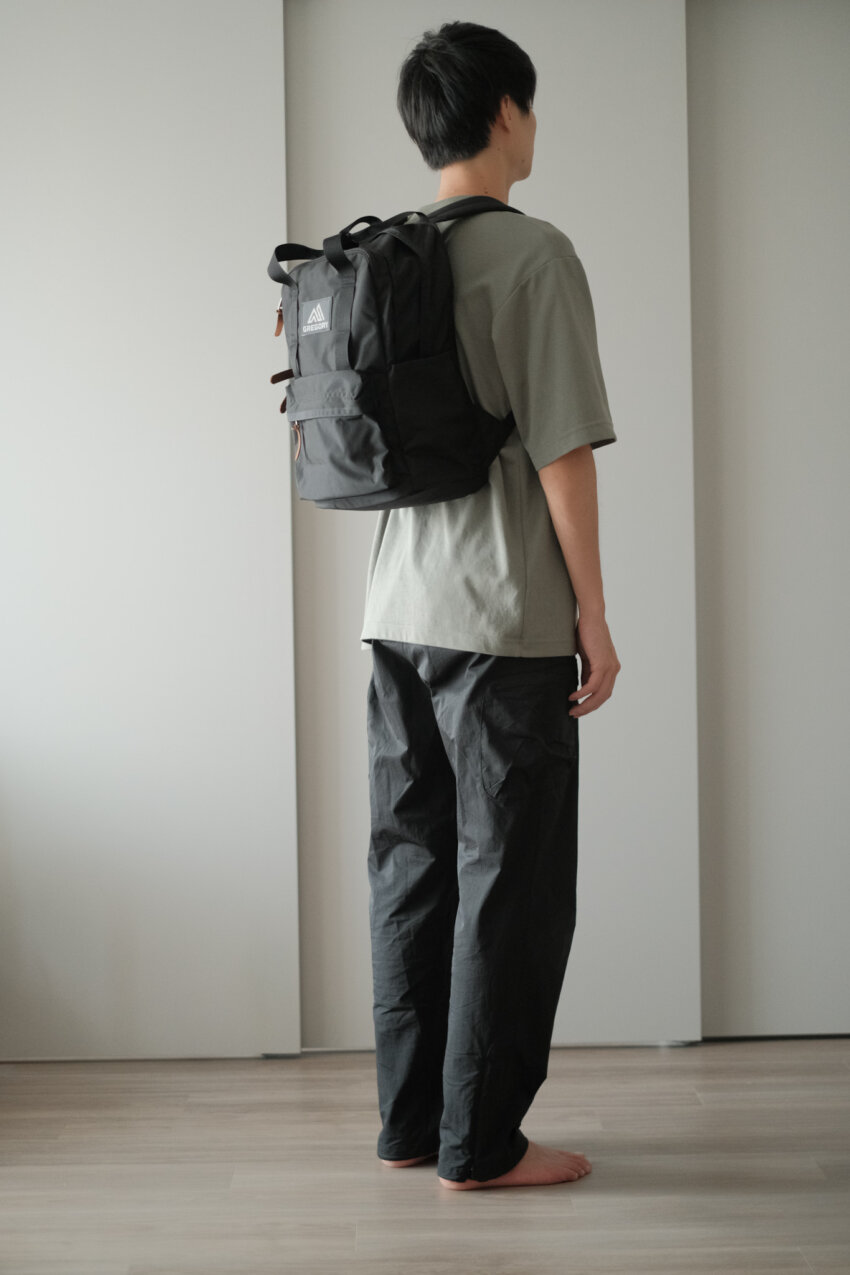 男性がグレゴリーイージーピージーデイを背負っている後ろ姿