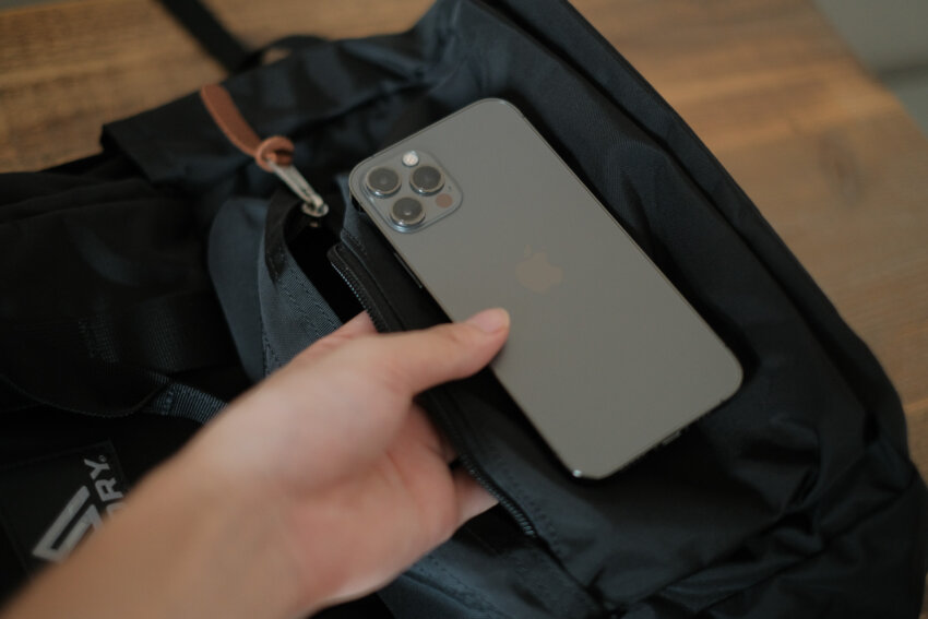 グレゴリーイージーピージーデイのフロントポケットにiPhoneを重ねている写真