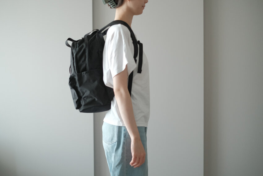 グレゴリーイージーピージーデイを背負う女性の横の姿