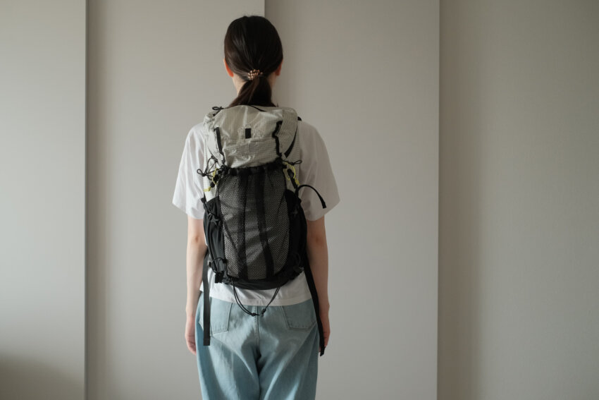 女性がカリマーCleave20を背負っている写真