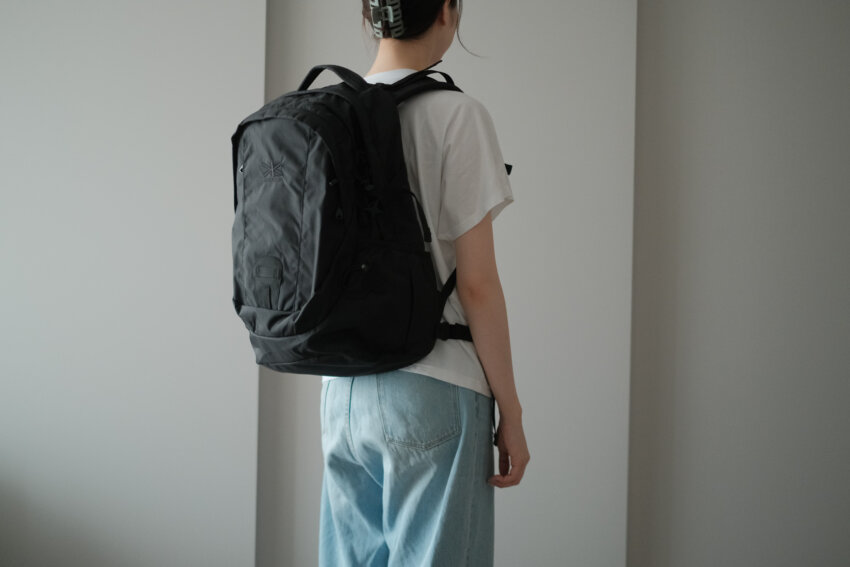 女性がカリマーイクリプス27を背負っている後ろ姿
