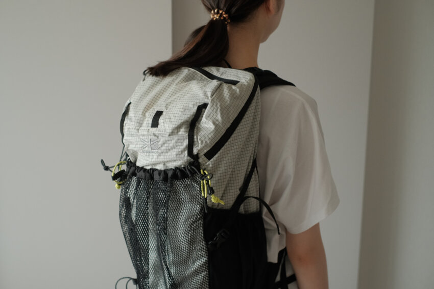 カリマーCleave20を背負った女性の後ろ姿