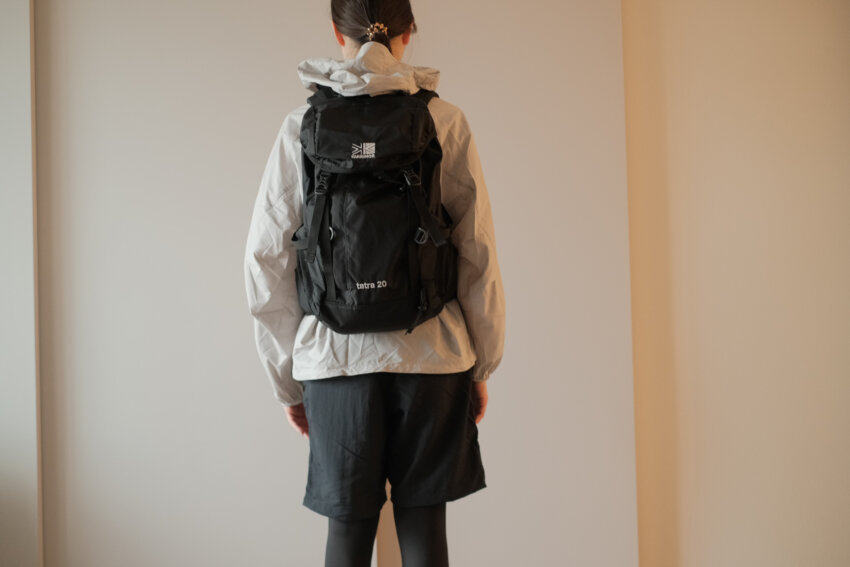 Tatra20 (タトラ20)を背負った女性の後ろ姿