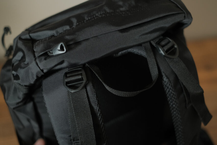 カリマータトラ20のトップポケットとハンドル部分