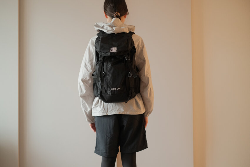 カリマータトラ20を女性が背負っている後ろ姿