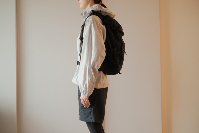 カリマータトラ20を背負った女性を横から撮った写真