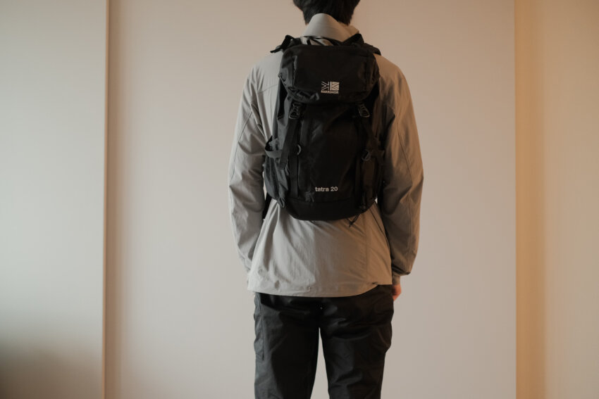 カリマータトラ20を男性が背負っている後ろ姿