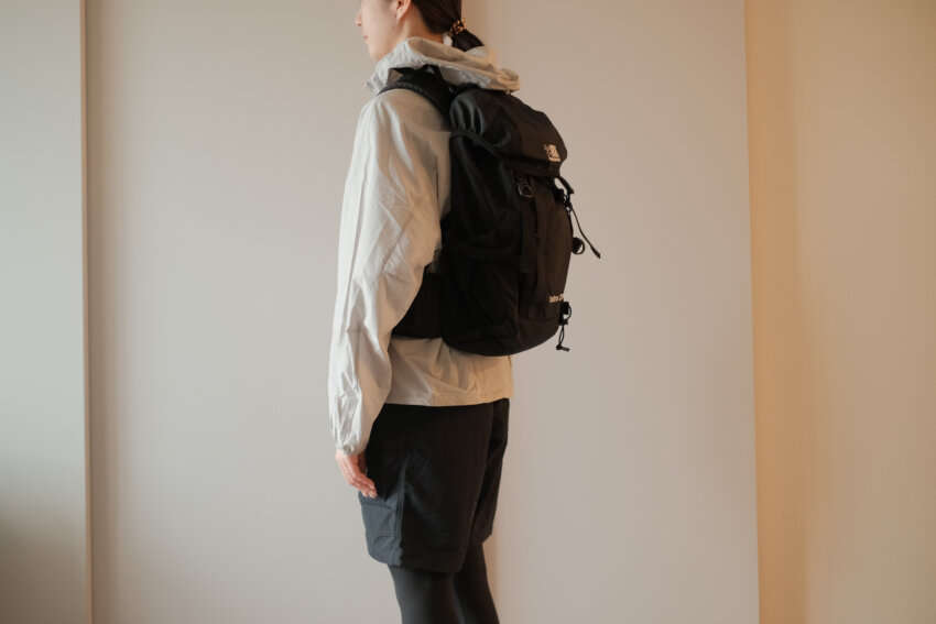 カリマータトラ20を背負った女性の写真