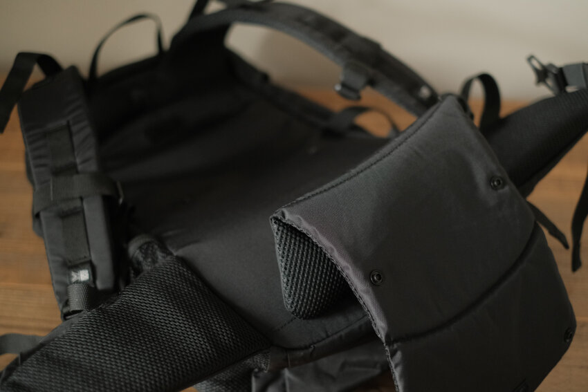 カリマータトラ20の背面パッドを取り外している写真