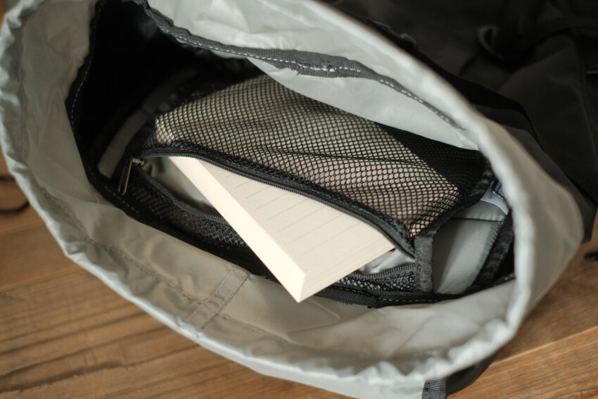 カリマータトラ20のメイン収納部の吊り下げポケット