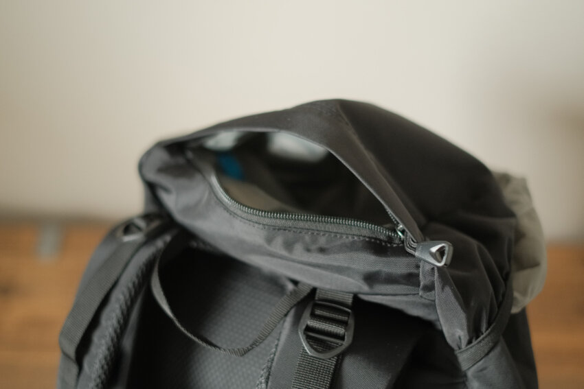 カリマータトラ20の雨蓋ポケット