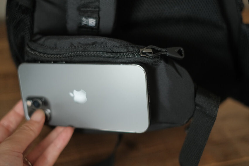 カリマータトラ20のヒップベルトポケットにスマホが入る様子