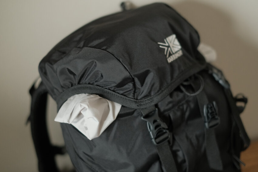 カリマータトラ20の雨蓋にギアを挟んでいる写真