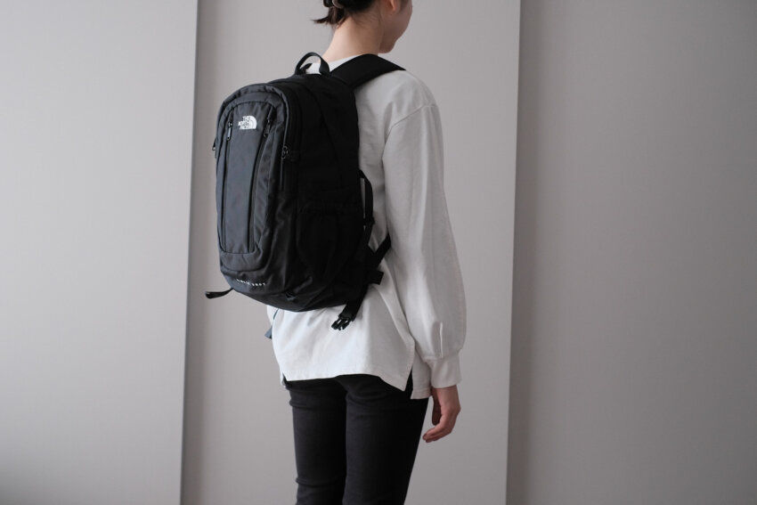 ノースフェイスシングルショットを背負った女性