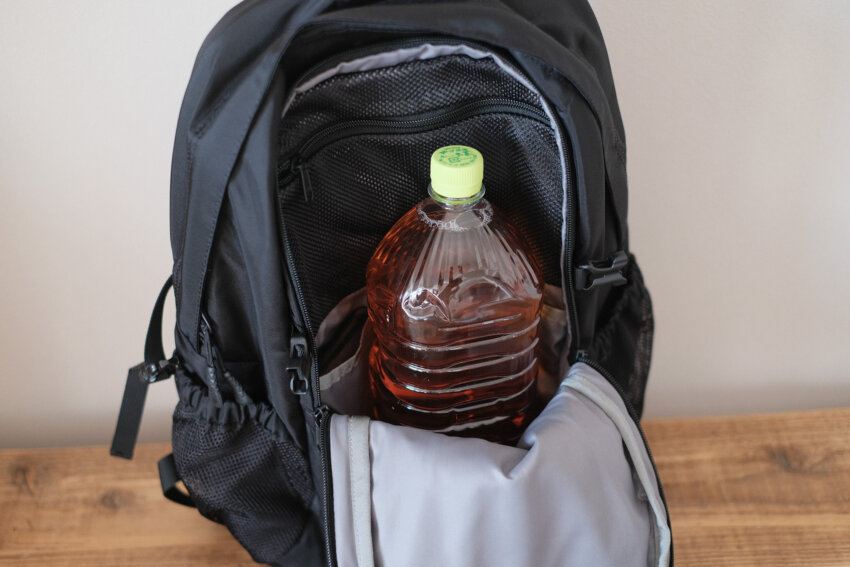 ノースフェイスシングルショットのサブコンパートメントにペットボトル