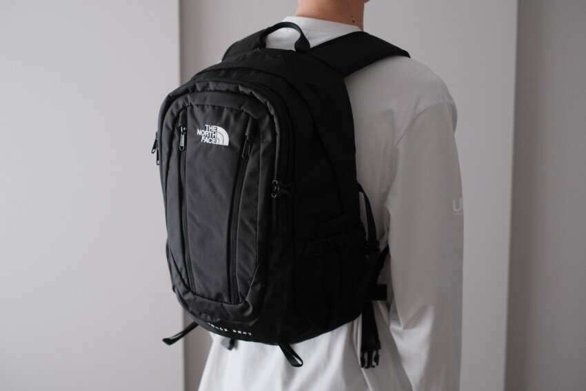 ノースフェイスシングルショットを背負った男性の後ろ姿