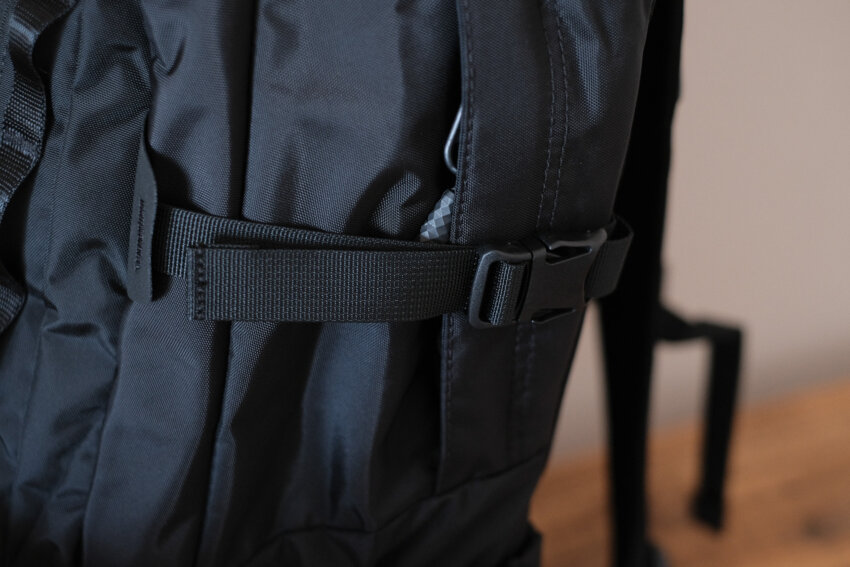 ノースフェイスビッグショットの側面にあるコンプレッションベルト