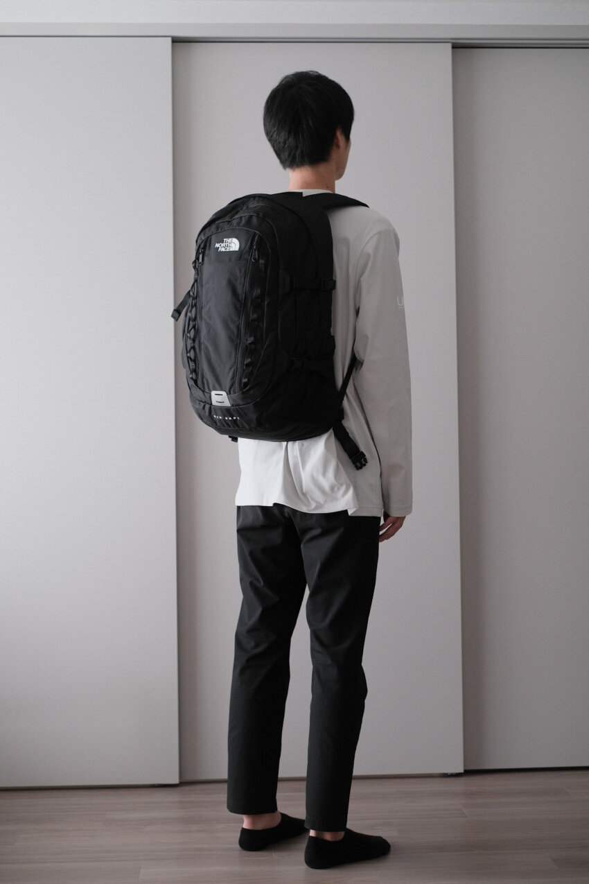 ノースフェイスビッグショットを背負った男性の後ろ姿