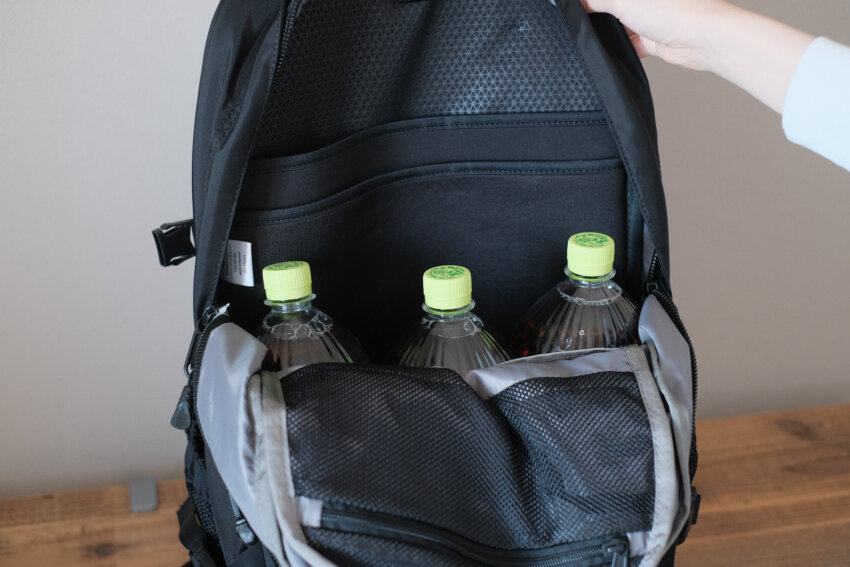 ノースフェイスビッグショットのメインコンパートメントにペットボトルが入っている