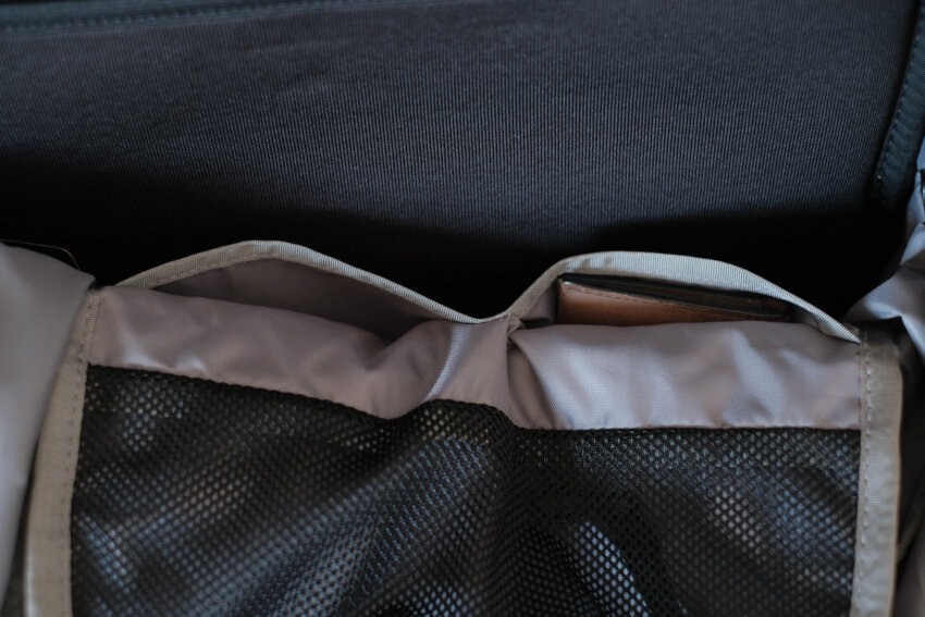 ノースフェイスビッグショットのメインコンパートメント内の小物入れ