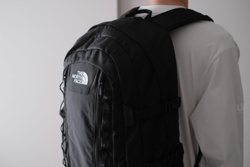 ノースフェイスビッグショットを背負った男性の後ろ姿