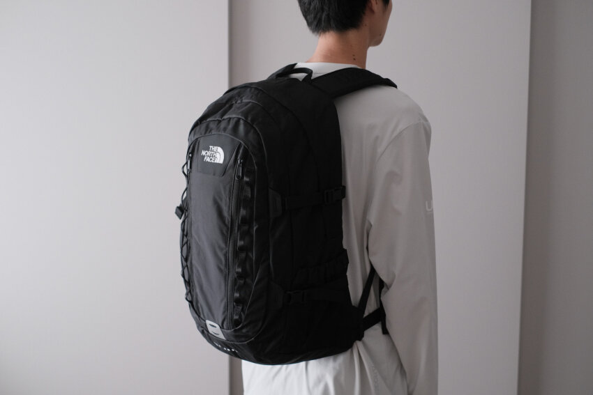ノースフェイスビッグショットを背負った後ろ姿の男性