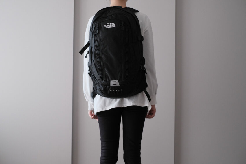 ノースフェイスビッグショットを背負った女性の後ろ姿