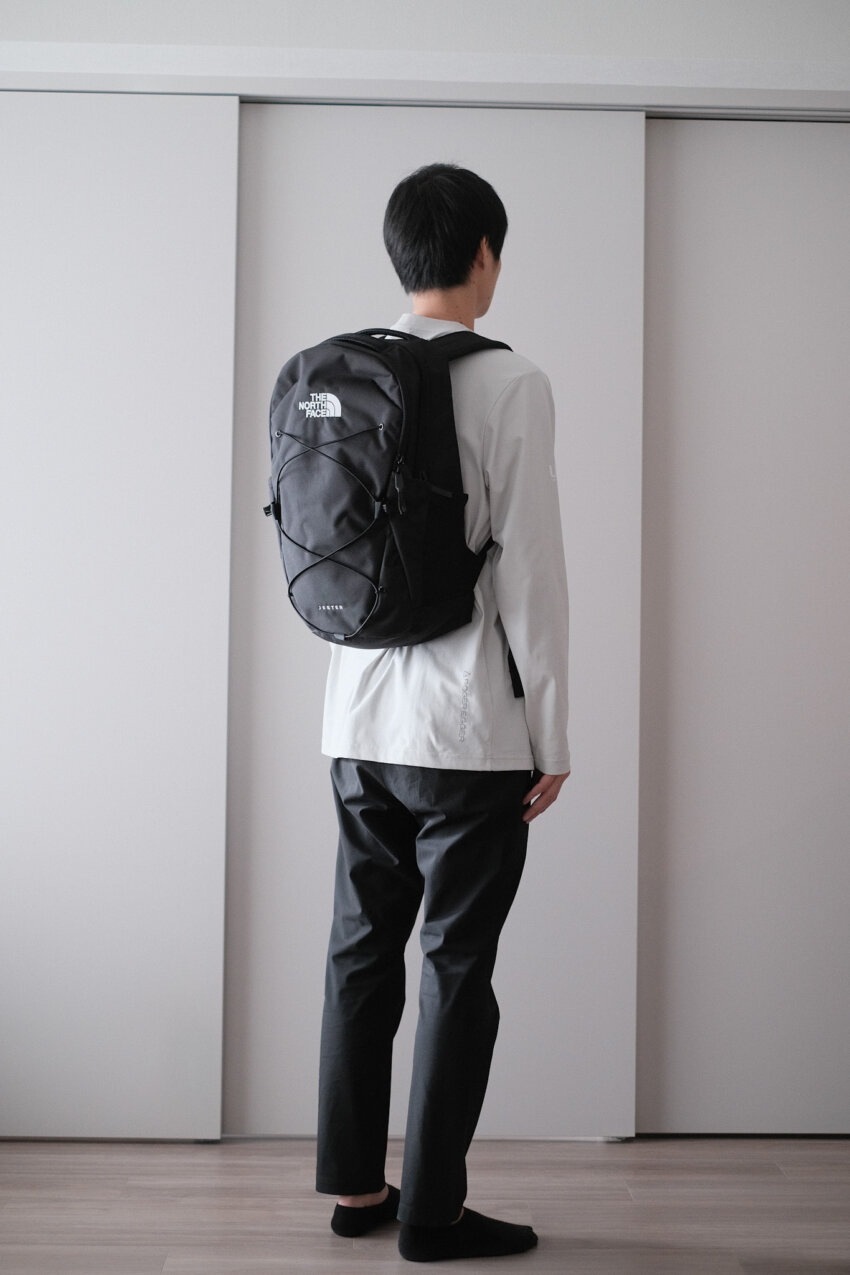 ノースフェイス　ジェスターを背負った男性の後ろ姿