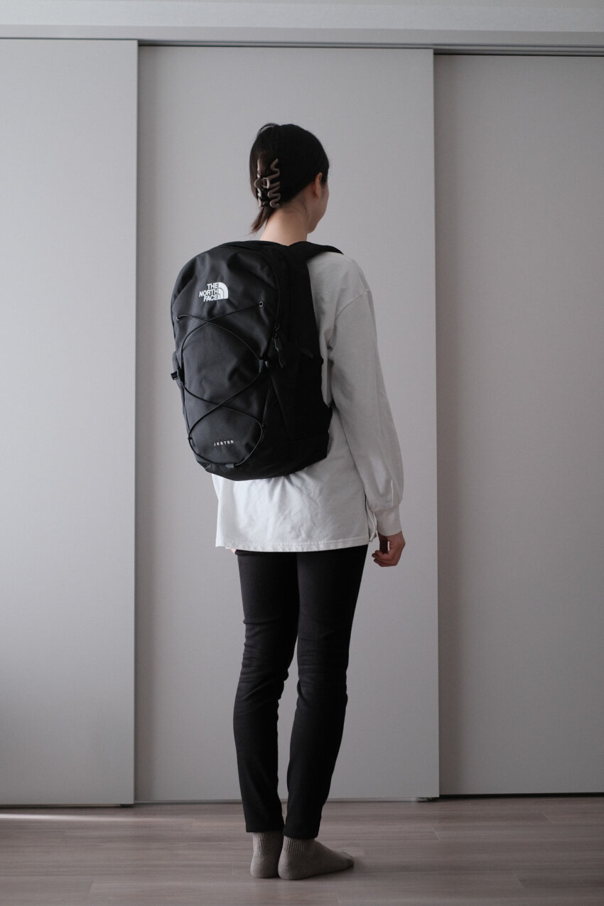 ノースフェイス　ジェスターを背負った女性の後ろ姿