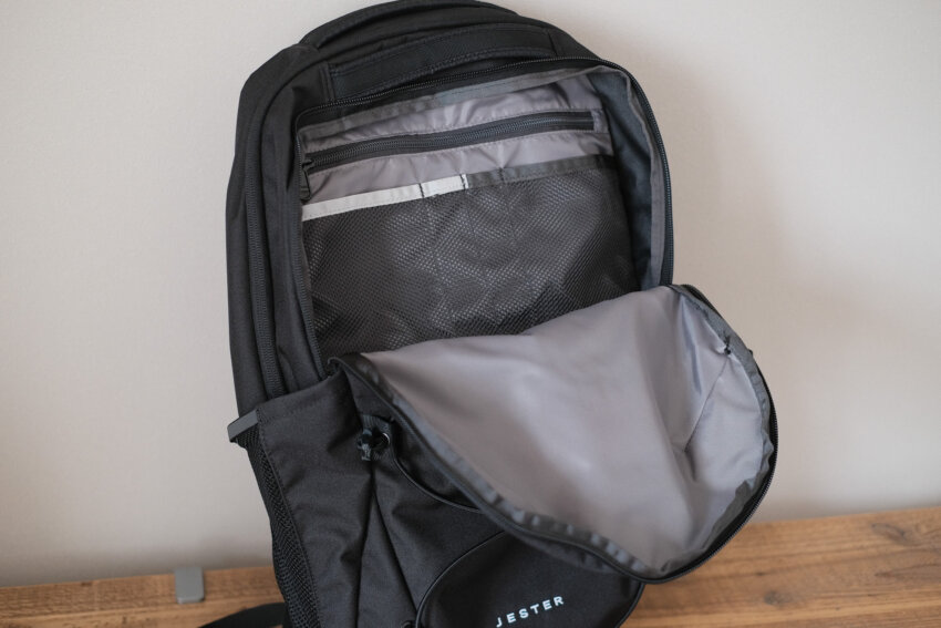 ノースフェイス　ジェスターのフロントポケット部分