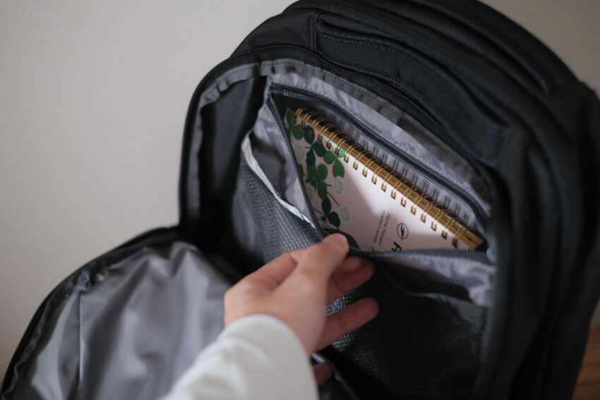 ノースフェイス　ジェスターのフロントポケット内にノートを入れている