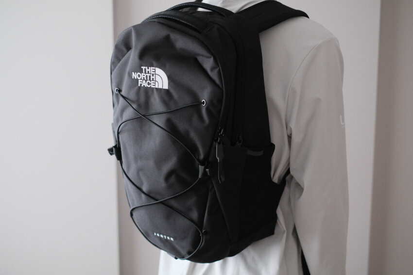 ノースフェイス　ジェスターを背負っている写真