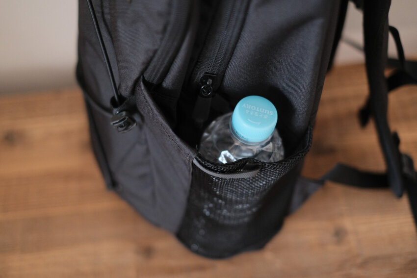 ノースフェイス　ジェスターのサイドポケットにペットボトルが入っている