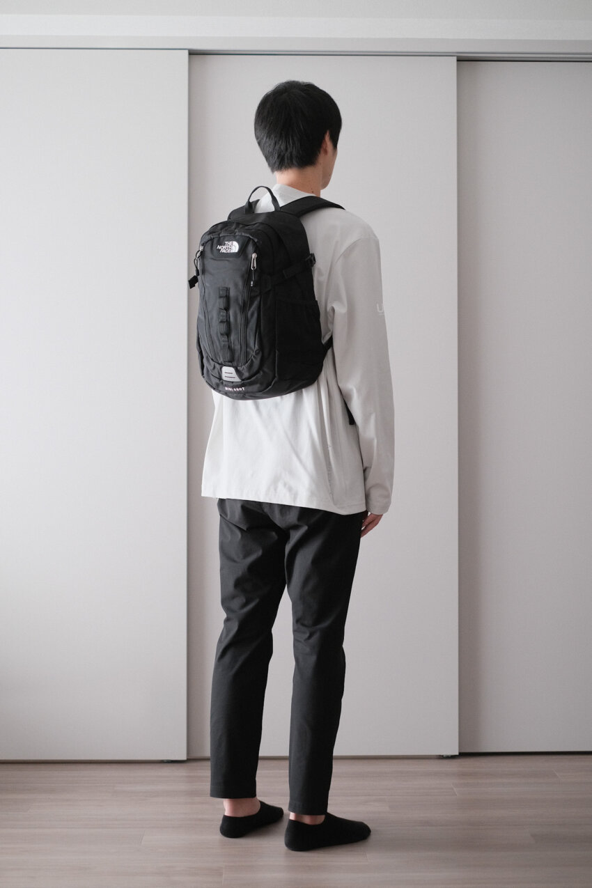 ノースフェイスミニショットを背負った男性