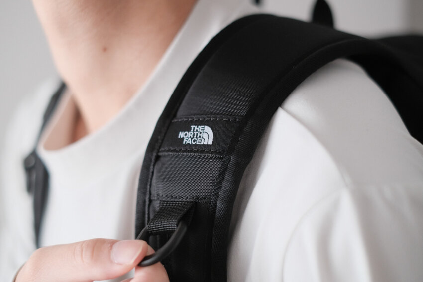 ノースフェイスミニショットのショルダーハーネスのロゴ