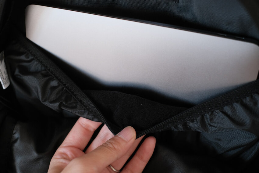 ノースフェイスミニショットのPCスリーブの厚さ