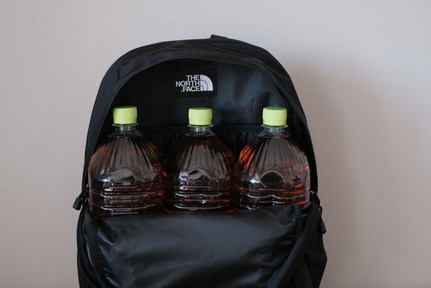 ノースフェイスミニショットにペットボトル
