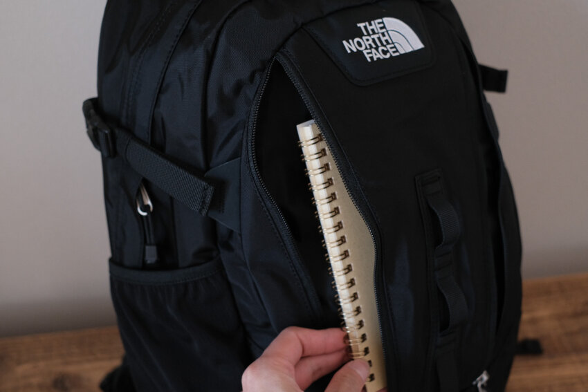 ノースフェイスミニショットのフロントポケット左側