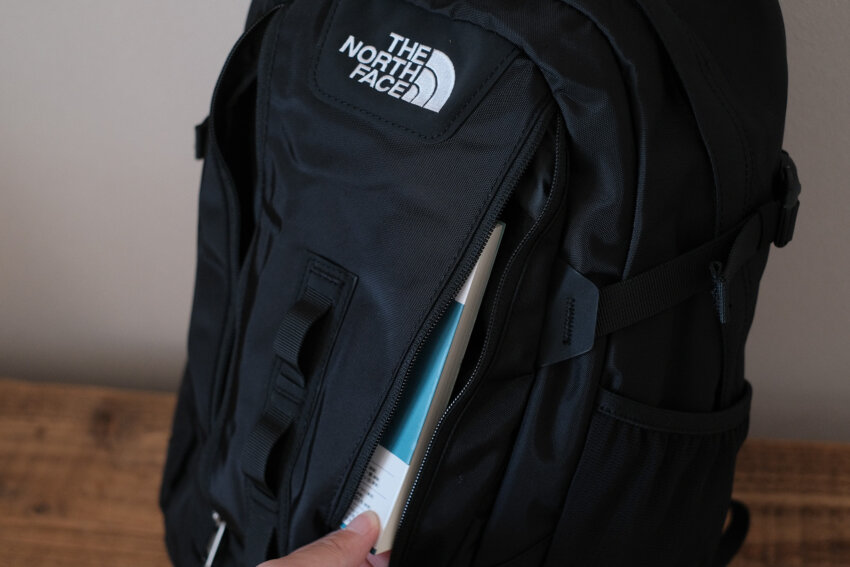 ノースフェイスミニショットのフロントポケット右側